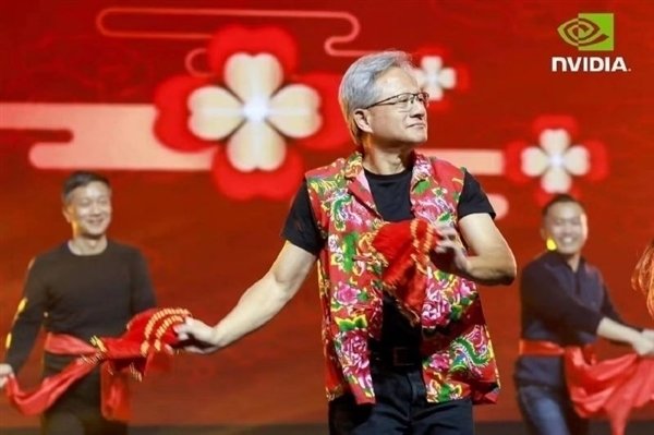 英伟达CEO黄仁勋现身深圳:只是来与员工共庆春节(图2) 英伟达CEO黄仁勋现身深圳:只是来与员工共庆春节(图2)
