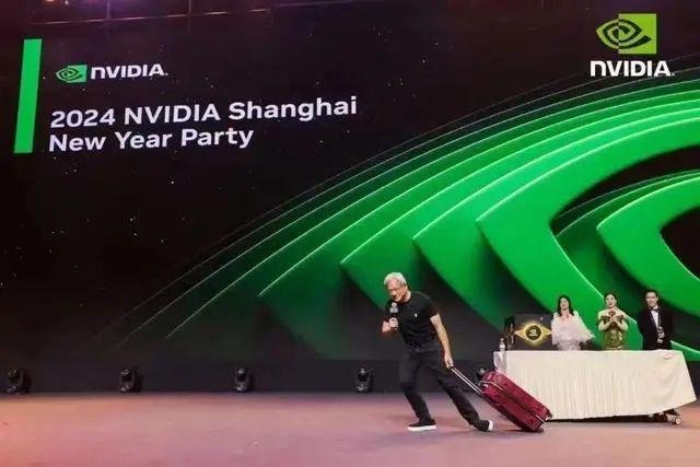 英伟达CEO黄仁勋现身深圳:只是来与员工共庆春节(图3) 英伟达CEO黄仁勋现身深圳:只是来与员工共庆春节(图3)