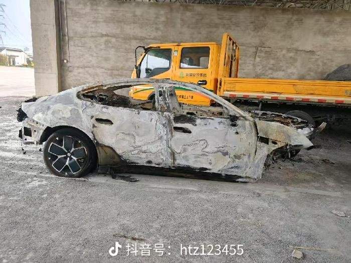 小米 SU7 高速碰撞事故，智能驾驶系统响应与电池安全引关注(图6)